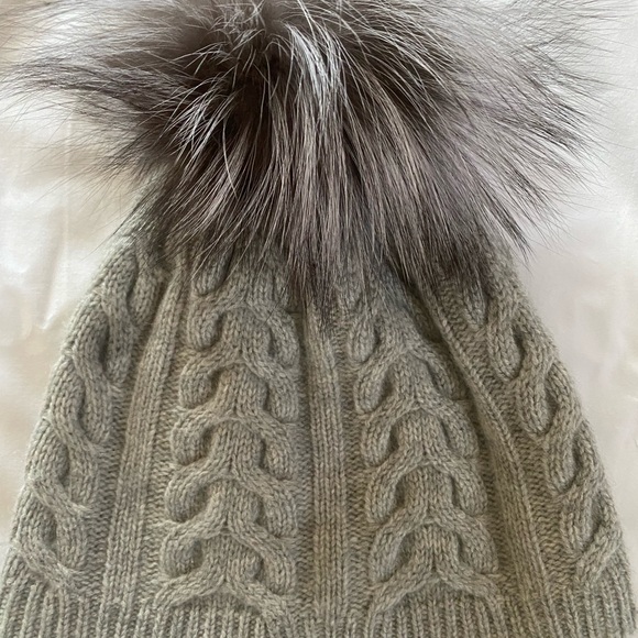 100% cashmere with silver fox fur,good condition. - Picture 3 of 8
